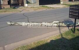 Imagen de Un poste cay&oacute; y hace cuatro d&iacute;as que est&aacute; en la calle