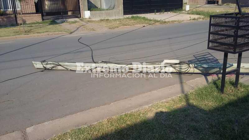 Imagen de Un poste cay&oacute; y hace cuatro d&iacute;as que est&aacute; en la calle