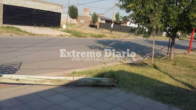 Imagen de Un poste cay&oacute; y hace cuatro d&iacute;as que est&aacute; en la calle