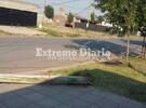 Imagen de Un poste cayó y hace cuatro días que está en la calle