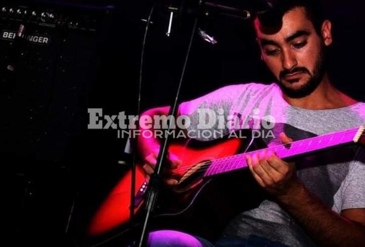 Imagen de Show musical de Enzo Pardini en el Club Unión