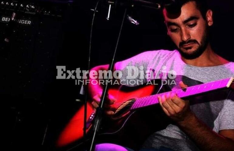 Imagen de Show musical de Enzo Pardini en el Club Unión