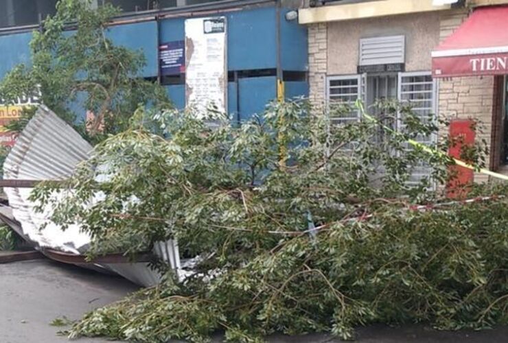 Imagen de San Lorenzo golpeada por violento temporal: unas 80 familias perdieron el techo de sus casas