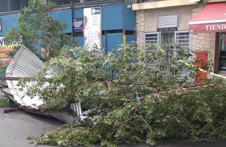 Imagen de San Lorenzo golpeada por violento temporal: unas 80 familias perdieron el techo de sus casas