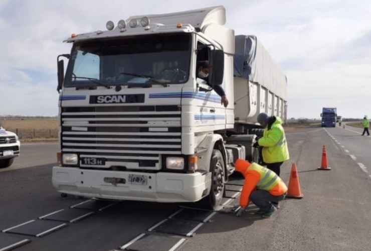 Imagen de Controles de vialidad: multas por más de 90 millones de pesos por exceso de cargas en camiones