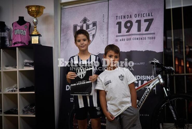 Imagen de Mateo y Tomás completaron el álbum de figuritas del Club Atlético Unión