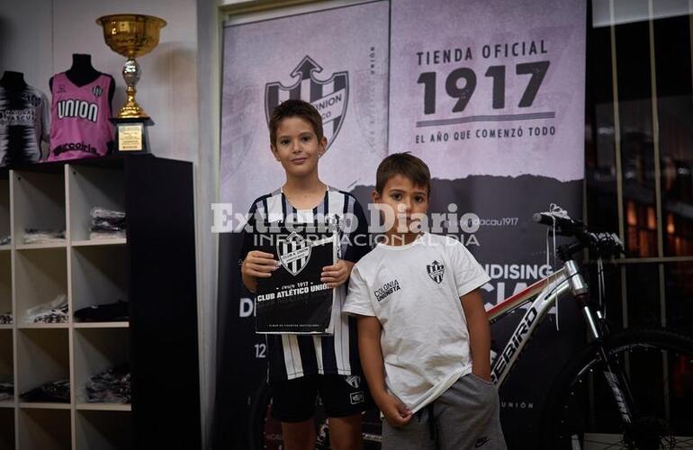 Imagen de Mateo y Tomás completaron el álbum de figuritas del Club Atlético Unión