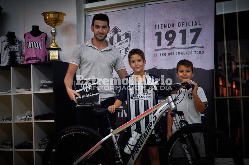 Imagen de Mateo y Tom&aacute;s completaron el &aacute;lbum de figuritas del Club Atl&eacute;tico Uni&oacute;n
