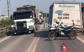 Imagen de Cami&oacute;n rompi&oacute; dos neum&aacute;ticos y qued&oacute; sobre el puente