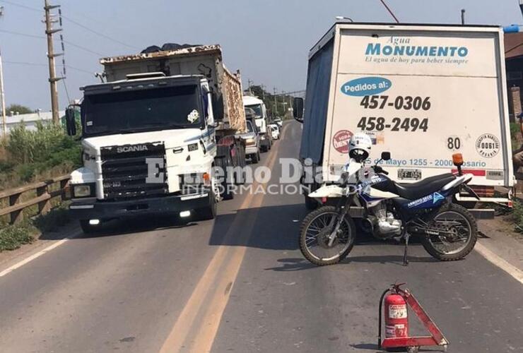 Imagen de Camión rompió dos neumáticos y quedó sobre el puente