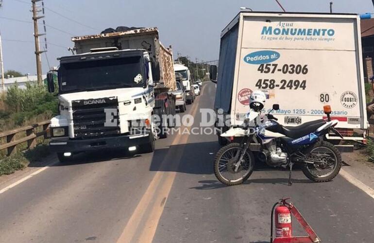 Imagen de Camión rompió dos neumáticos y quedó sobre el puente