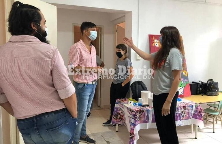 Archivo: Turri, Mendoza y la coordinadora del lugar Andrea Herrera durante la colocación de nuevos juegos en la casa. Archivo: Turri, Mendoza y la coordinadora del lugar Andrea Herrera durante la colocación de nuevos juegos en la casa.