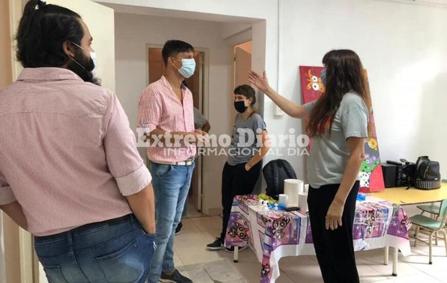 Archivo: Turri, Mendoza y la coordinadora del lugar Andrea Herrera durante la colocaci&oacute;n de nuevos juegos en la casa.