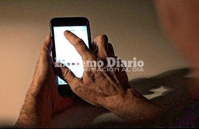 Imagen de Intercambió fotos y videos con una mujer y ahora le piden 50 mil pesos. Hay un comisario involucrado.