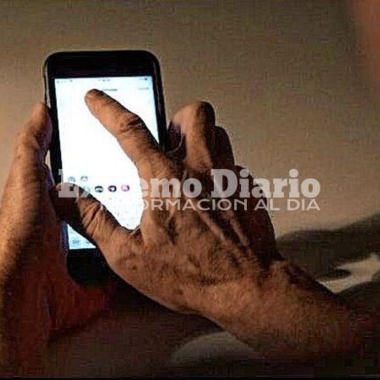 Imagen de Intercambió fotos y videos con una mujer y ahora le piden 50 mil pesos. Hay un comisario involucrado.