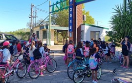 Imagen de Integrantes de la Colonia de A.S.A.C. realizaron una bicicleteada y visitaron el Rowing Club