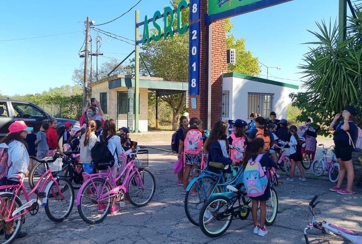 Imagen de Integrantes de la Colonia de A.S.A.C. realizaron una bicicleteada y visitaron el Rowing Club