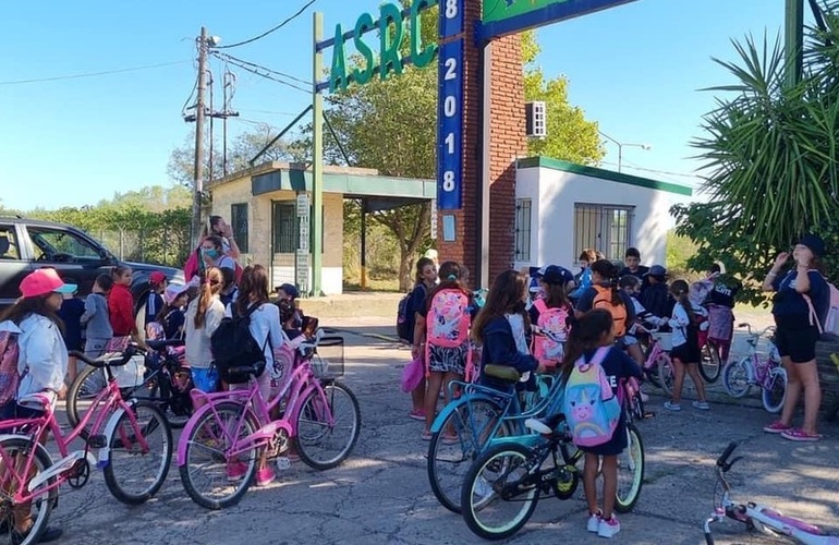 Imagen de Integrantes de la Colonia de A.S.A.C. realizaron una bicicleteada y visitaron el Rowing Club