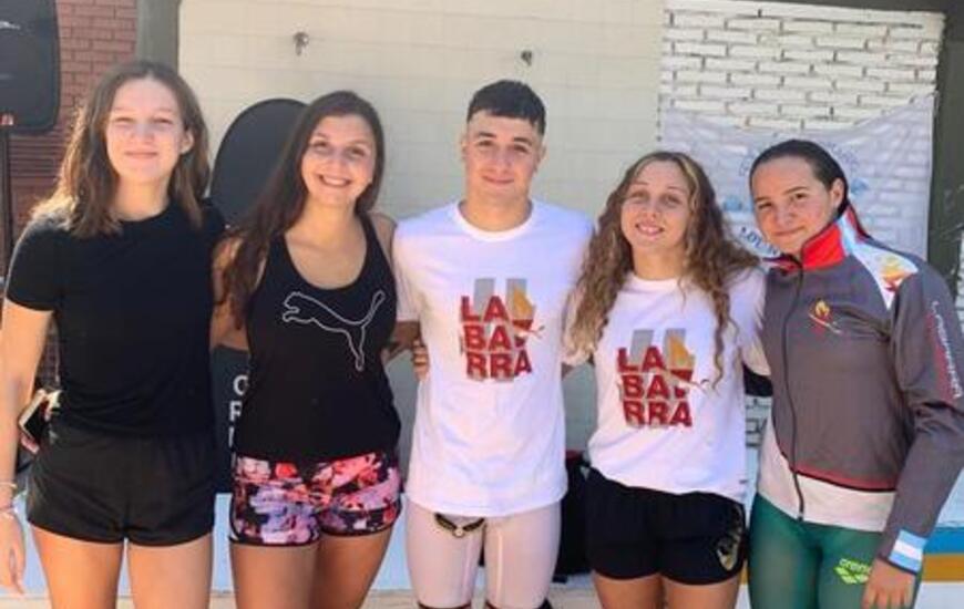 Imagen de Podios y medallas para nadadoras/res de Labarra Ol&iacute;mpica en el Torneo Federativo Verano 2022.