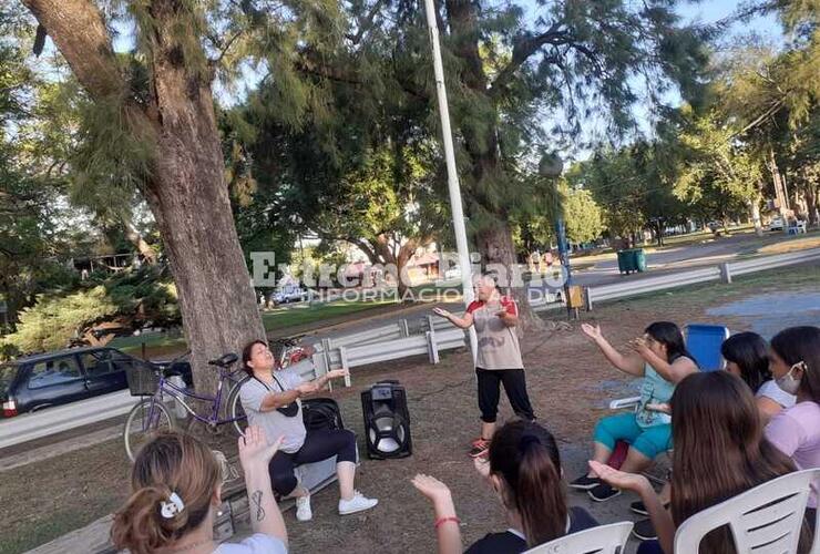 Imagen de Taller de Lengua de Señas en el Playón Municipal