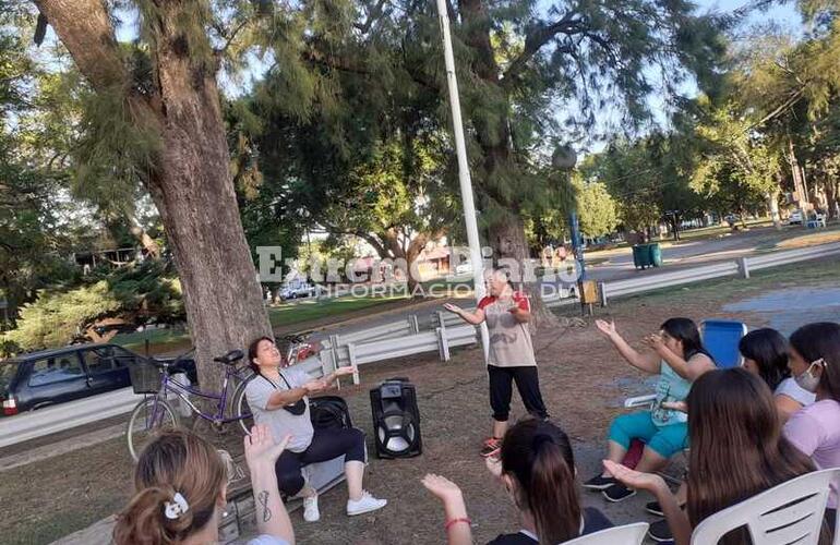 Imagen de Taller de Lengua de Señas en el Playón Municipal