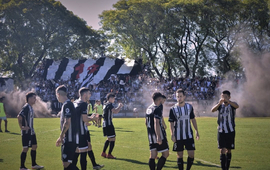 Imagen de Multan y clausuran la cancha del Club A. Uni&oacute;n por pirotecnia.