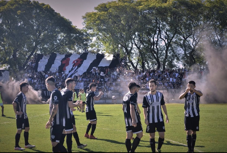 Imagen de Multan y clausuran la cancha del Club A. Unión por pirotecnia.