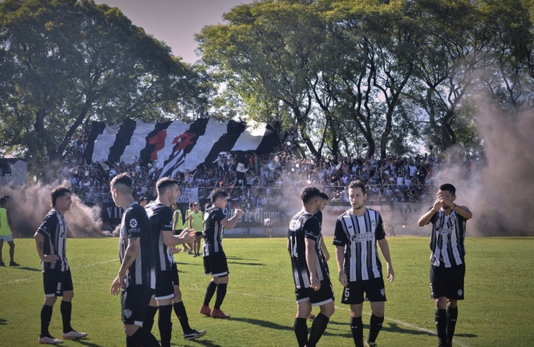 Imagen de Multan y clausuran la cancha del Club A. Unión por pirotecnia.