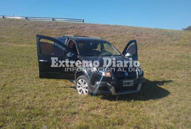 El Renault Sandero quedó al costado del camino de ingreso a General Lagos sobre autopista