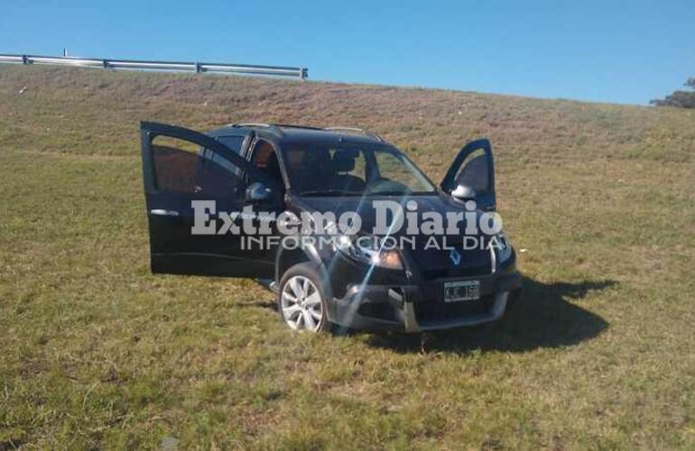El Renault Sandero qued&oacute; al costado del camino de ingreso a General Lagos sobre autopista
