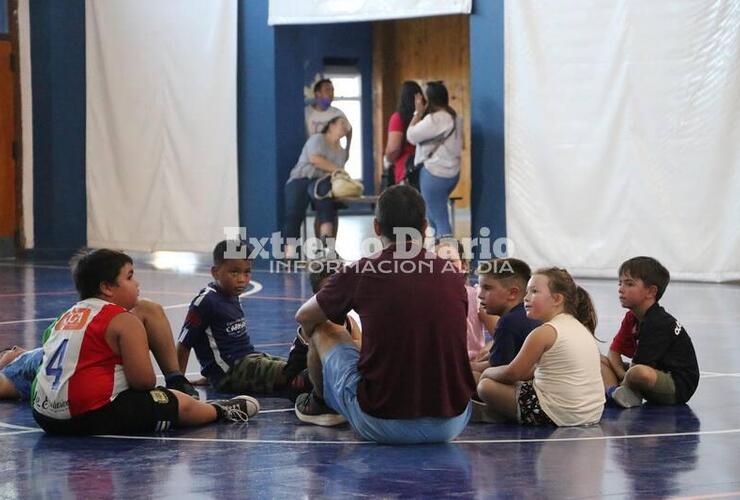 Imagen de El básquet infantil de Asac dio sus primeros pasos de la mano de Sebastián Gonzalez de Galdeano