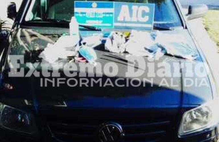 El auto denunciado con los objetos secuestrados en el allanamiento