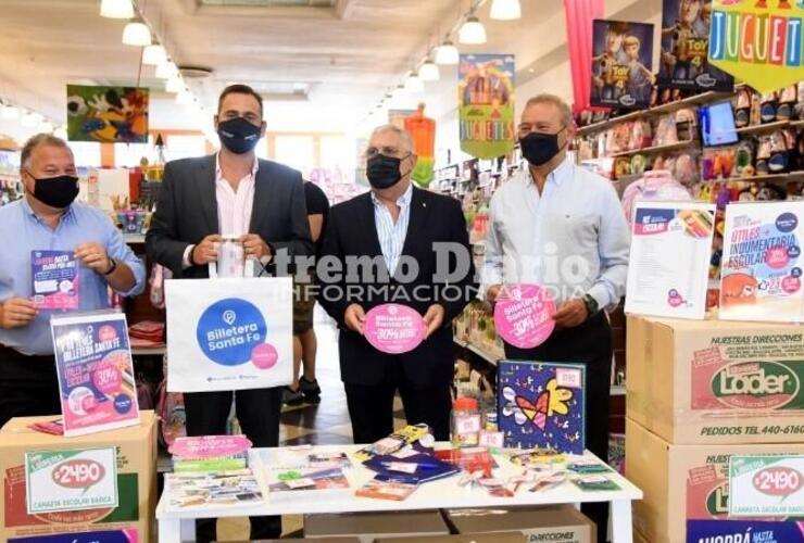 Imagen de Lanzan una canasta escolar promocional con Billetera Santa Fe para todos los días: los precios