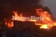 Imagen de Voraz incendio en una empresa maderera en Alvear