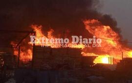 Imagen de Voraz incendio en una empresa maderera en Alvear