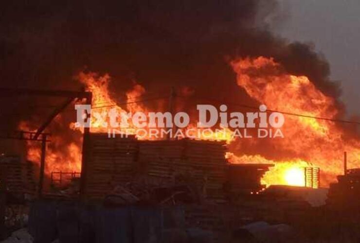 Imagen de Voraz incendio en una empresa maderera en Alvear