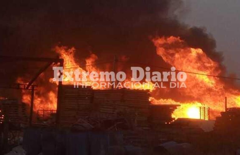 Imagen de Voraz incendio en una empresa maderera en Alvear