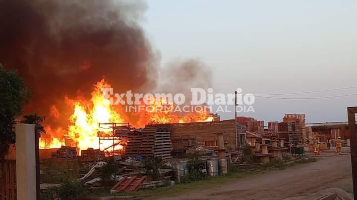 Imagen de Voraz incendio en una empresa maderera en Alvear