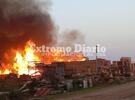 Imagen de Voraz incendio en una empresa maderera en Alvear