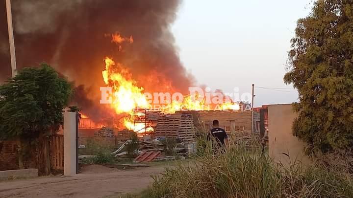 Imagen de Voraz incendio en una empresa maderera en Alvear