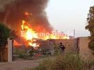 Imagen de Voraz incendio en una empresa maderera en Alvear