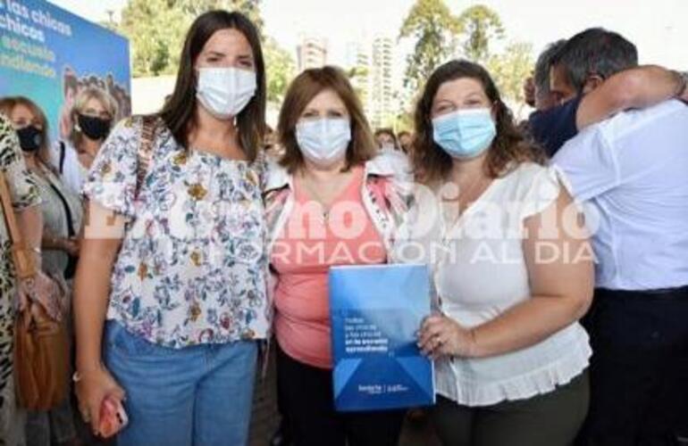 Convenio entre autoridades comunales y la Ministra de Educaci&oacute;n