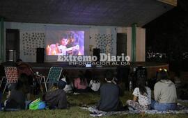 Imagen de Cine a la reposera: El p&uacute;blico disfrut&oacute; de �Coco� en el Anfiteatro Municipal