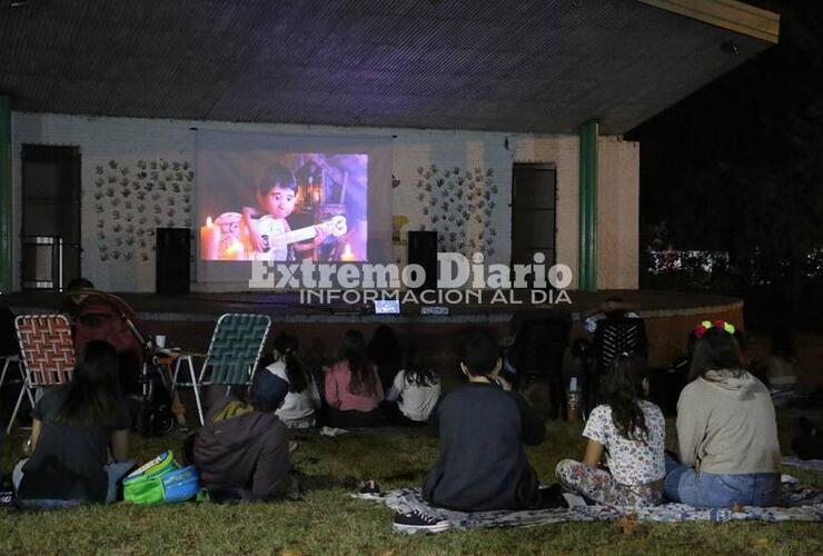 Imagen de Cine a la reposera: El público disfrutó de “Coco” en el Anfiteatro Municipal