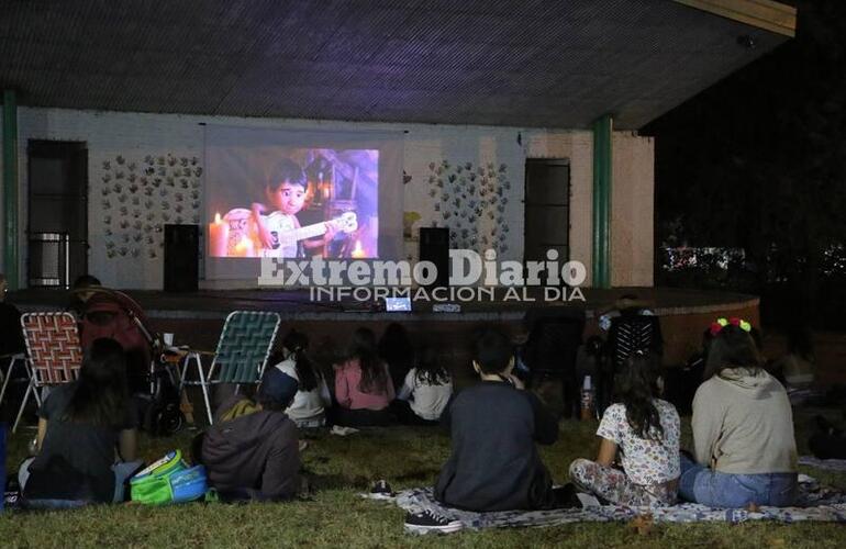 Imagen de Cine a la reposera: El público disfrutó de Coco en el Anfiteatro Municipal