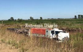 Imagen de Cami&oacute;n sufri&oacute; desperfecto, despist&oacute; y volc&oacute; el chasis en la zanja