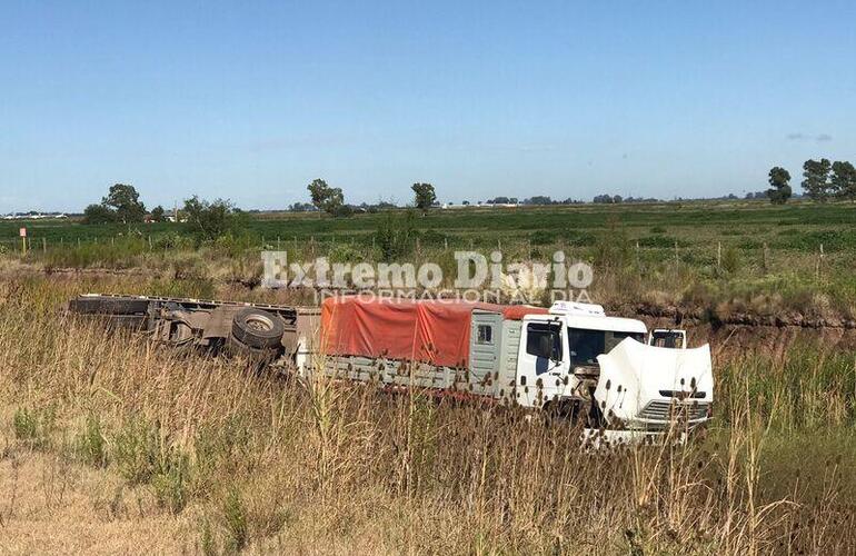 Imagen de Camión sufrió desperfecto, despistó y volcó el chasis en la zanja