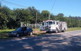 Imagen de Convocan a bomberos por principio de incendio de un auto