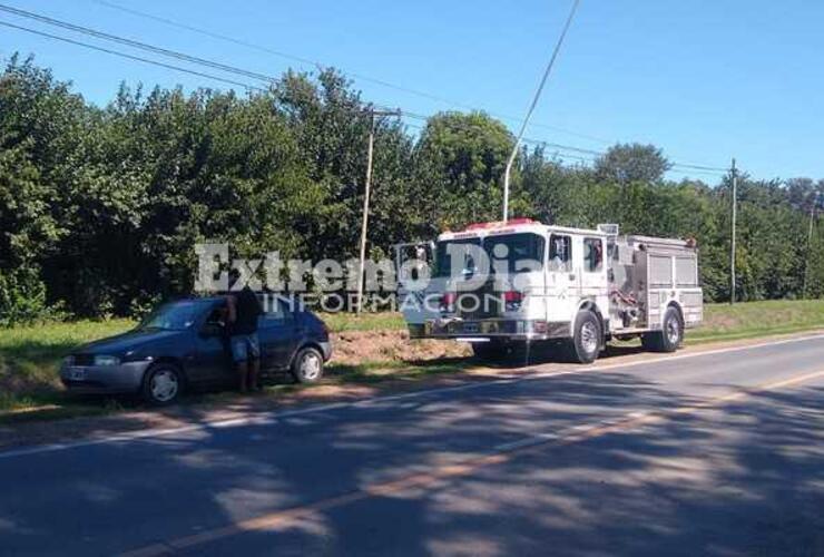 Imagen de Convocan a bomberos por principio de incendio de un auto