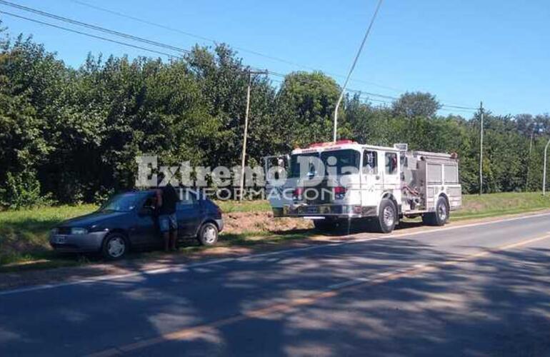 Imagen de Convocan a bomberos por principio de incendio de un auto